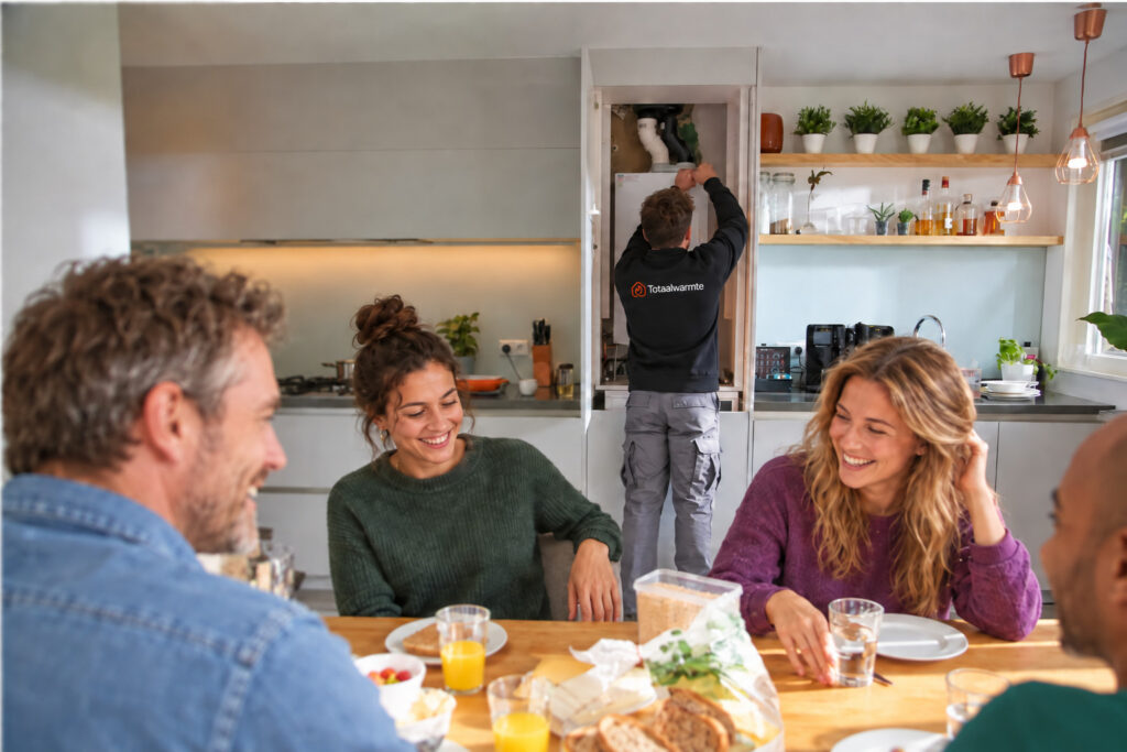 Gezin aan tafel in een verwarmd huis